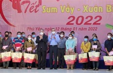 Poor workers in central Phu Yen province get Tet gifts