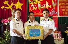 Tet gifts delivered to soldiers on DK1 platforms 