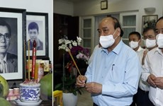 President offers incense to late Party, State leaders