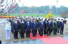 Leaders pay tribute to President Ho Chi Minh ahead of Tet