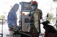 Petrol prices continue to rise by nearly 1,000 VND per litre
