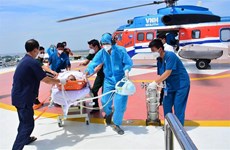 Truong Sa fisherman suffering respiratory failure brought to mainland for treatment 