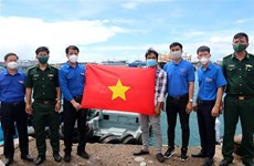 National flags presented to fishermen in Binh Thuan