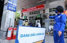 Petrol prices down by over 1,000 VND per litres from April 1