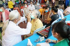 Vietnamese doctors provide free health check-ups, medicines for needy people in Laos