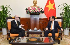 Foreign Minister hosts Canadian Ambassador to Vietnam
