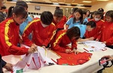 Vietnamese women's football squad warmly welcomed in Paris 