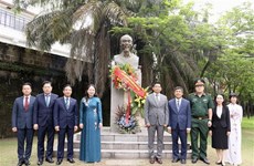 Vice President offers flowers to President Ho Chi Minh in Philippines