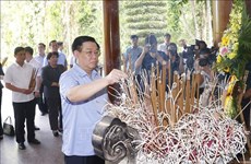  NA Chairman offers incense at historical relic sites in Ha Tinh, Nghe An