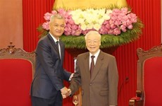 Party General Secretary receives Lao official
