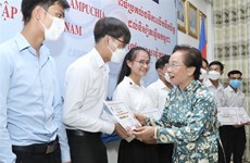 Scholarships presented to Cambodian students in Vietnam