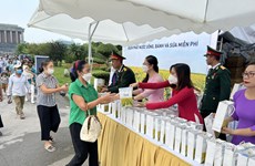 Gifts to visitors to Ho Chi Minh Mausoleum on National Day  