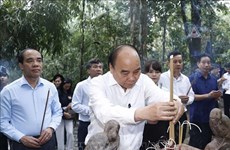 President offers incense at revolution cradle in Tuyen Quang