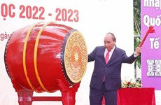 President beats drum to launch 2022-2023 academic year at high school in Hanoi
