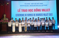 Vallet scholarships granted to more than 120 students in Nghe An