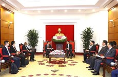 Vietnamese Party official meets with Singaporean Deputy PM
