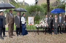 Embassy organises trip paying tribute to President Ho Chi Minh in French cities