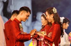 Eighteen couples tie knot in “new lifestyle” mass wedding 