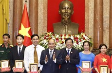 State leader commends emulation exemplars from Vinh Long province