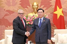 NA Chairman receives senior Cuban legislator in Hanoi