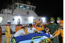 Khanh Hoa: Two injured Filipino sailors brought ashore for treatment