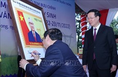 Government leader offers incense in tribute to late PM Vo Van Kiet