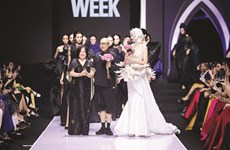 International designers dazzle fashion fans in Hanoi