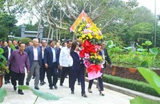 Vietnamese, Lao village leaders visit President Ho Chi Minh’s hometown