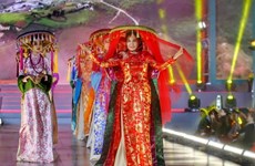 Fashion show features Vietnamese “ao dai”, Thai silk
