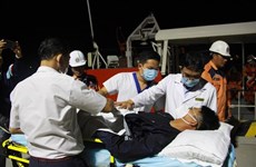 Sick Chinese sailor brought ashore for treatment in Khanh Hoa