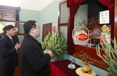NA Chairman offers incense in tribute to late President Ho Chi Minh