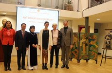 Former Dutch diplomat donates paintings to Vietnamese museum