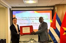 Vietnam presents gift to Cuba over its Presidency of G77 and China