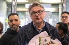 Troussier arrives in Hanoi, ready to sign contract
