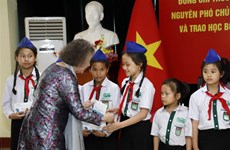 Scholarships given to disadvantaged overseas Vietnamese students in Laos