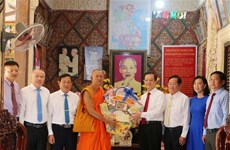 An Giang leaders visit Khmer people ahead of Chol Chnam Thmay festival
