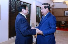 PM Pham Minh Chinh meets Cambodian counterpart on sidelines of 42nd ASEAN Summit