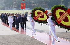Party, State leaders pay tribute to President Ho Chi Minh on birth anniversary