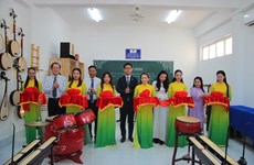 Japan offers musical instrument aid package to Can Tho school
