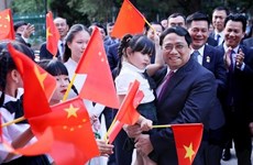 PM meets Vietnamese community in China