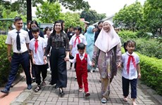Vietnamese, Malaysian PMs’ spouses visit SOS Children's Village Hanoi