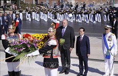 President pays floral tribute at national monument in Rome
