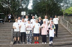  Diplomats join walking event in Singapore on ASEAN founding anniversary