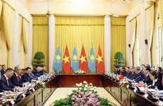 Vietnamese, Kazakh Presidents seek measures to forge cooperation