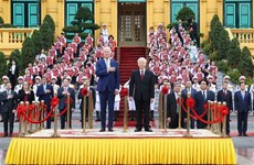 Party leader chairs official welcome ceremony for US President