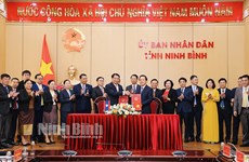 Vientiane, Ninh Binh sign MoU on cooperation