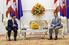 Cambodian PM pledges to continue promoting ties with Vietnam