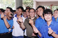 Prime Minister meets young voters of Can Tho city