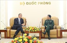 Defence Minister receives French Ambassador to Vietnam
