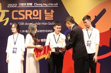 Korean firms present scholarships to Vietnamese students
